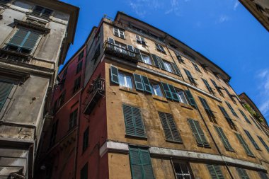 Cenova, yaz sokakları, sokaklarda dış detayları, çatılar, ışıklar ve kapılar, pencereler, Cenova yolları. Plaza Kristof Kolomb, parklar, Cenova Müzesi, balıkçıların limanları. Evlerde Genova İtalyan Madonna heykel freskleri