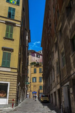 Cenova, yaz sokakları, sokaklarda dış detayları, çatılar, ışıklar ve kapılar, pencereler, Cenova yolları. Plaza Kristof Kolomb, parklar, Cenova Müzesi, balıkçıların limanları. Evlerde Genova İtalyan Madonna heykel freskleri