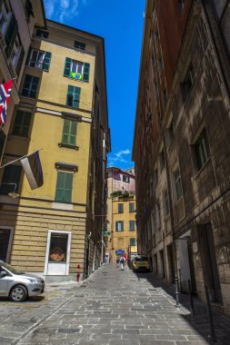 Cenova, yaz sokakları, sokaklarda dış detayları, çatılar, ışıklar ve kapılar, pencereler, Cenova yolları. Plaza Kristof Kolomb, parklar, Cenova Müzesi, balıkçıların limanları. Evlerde Genova İtalyan Madonna heykel freskleri