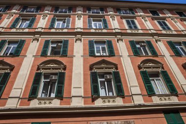 Cenova, yaz sokakları, sokaklarda dış detayları, çatılar, ışıklar ve kapılar, pencereler, Cenova yolları. Plaza Kristof Kolomb, parklar, Cenova Müzesi, balıkçıların limanları. Evlerde Genova İtalyan Madonna heykel freskleri