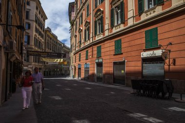 Cenova, yaz sokakları, sokaklarda dış detayları, çatılar, ışıklar ve kapılar, pencereler, Cenova yolları. Plaza Kristof Kolomb, parklar, Cenova Müzesi, balıkçıların limanları. Evlerde Genova İtalyan Madonna heykel freskleri