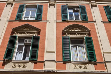 Cenova, yaz sokakları, sokaklarda dış detayları, çatılar, ışıklar ve kapılar, pencereler, Cenova yolları. Plaza Kristof Kolomb, parklar, Cenova Müzesi, balıkçıların limanları. Evlerde Genova İtalyan Madonna heykel freskleri