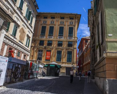 Cenova, yaz sokakları, sokaklarda dış detayları, çatılar, ışıklar ve kapılar, pencereler, Cenova yolları. Plaza Kristof Kolomb, parklar, Cenova Müzesi, balıkçıların limanları. Evlerde Genova İtalyan Madonna heykel freskleri