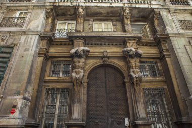 Cenova, yaz sokakları, sokaklarda dış detayları, çatılar, ışıklar ve kapılar, pencereler, Cenova yolları. Plaza Kristof Kolomb, parklar, Cenova Müzesi, balıkçıların limanları. Evlerde Genova İtalyan Madonna heykel freskleri