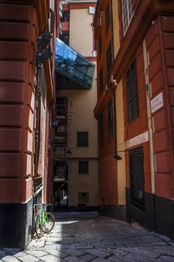 Cenova, yaz sokakları, sokaklarda dış detayları, çatılar, ışıklar ve kapılar, pencereler, Cenova yolları. Plaza Kristof Kolomb, parklar, Cenova Müzesi, balıkçıların limanları. Evlerde Genova İtalyan Madonna heykel freskleri