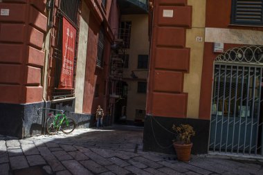 Cenova, yaz sokakları, sokaklarda dış detayları, çatılar, ışıklar ve kapılar, pencereler, Cenova yolları. Plaza Kristof Kolomb, parklar, Cenova Müzesi, balıkçıların limanları. Evlerde Genova İtalyan Madonna heykel freskleri