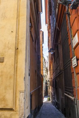 Cenova, yaz sokakları, sokaklarda dış detayları, çatılar, ışıklar ve kapılar, pencereler, Cenova yolları. Plaza Kristof Kolomb, parklar, Cenova Müzesi, balıkçıların limanları. Evlerde Genova İtalyan Madonna heykel freskleri