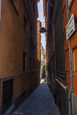 Cenova, yaz sokakları, sokaklarda dış detayları, çatılar, ışıklar ve kapılar, pencereler, Cenova yolları. Plaza Kristof Kolomb, parklar, Cenova Müzesi, balıkçıların limanları. Evlerde Genova İtalyan Madonna heykel freskleri