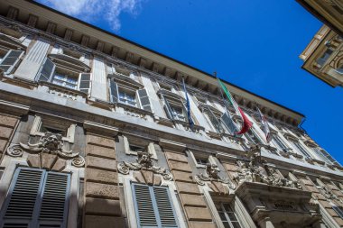 Cenova, yaz sokakları, sokaklarda dış detayları, çatılar, ışıklar ve kapılar, pencereler, Cenova yolları. Plaza Kristof Kolomb, parklar, Cenova Müzesi, balıkçıların limanları. Evlerde Genova İtalyan Madonna heykel freskleri