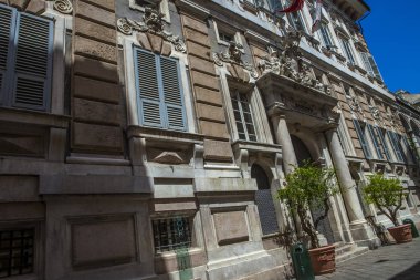 Cenova, yaz sokakları, sokaklarda dış detayları, çatılar, ışıklar ve kapılar, pencereler, Cenova yolları. Plaza Kristof Kolomb, parklar, Cenova Müzesi, balıkçıların limanları. Evlerde Genova İtalyan Madonna heykel freskleri