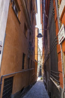 Cenova, yaz sokakları, sokaklarda dış detayları, çatılar, ışıklar ve kapılar, pencereler, Cenova yolları. Plaza Kristof Kolomb, parklar, Cenova Müzesi, balıkçıların limanları. Evlerde Genova İtalyan Madonna heykel freskleri