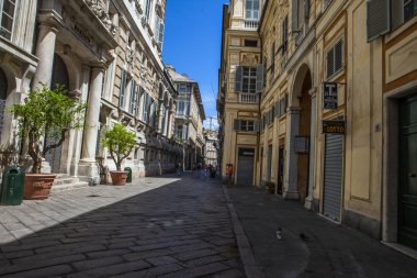 Cenova, yaz sokakları, sokaklarda dış detayları, çatılar, ışıklar ve kapılar, pencereler, Cenova yolları. Plaza Kristof Kolomb, parklar, Cenova Müzesi, balıkçıların limanları. Evlerde Genova İtalyan Madonna heykel freskleri