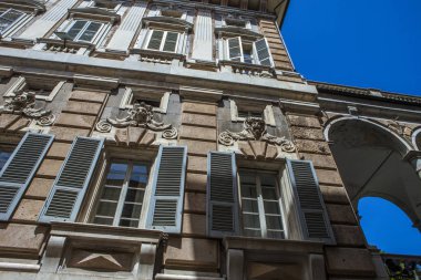 Cenova, yaz sokakları, sokaklarda dış detayları, çatılar, ışıklar ve kapılar, pencereler, Cenova yolları. Plaza Kristof Kolomb, parklar, Cenova Müzesi, balıkçıların limanları. Evlerde Genova İtalyan Madonna heykel freskleri