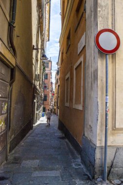 Cenova, yaz sokakları, sokaklarda dış detayları, çatılar, ışıklar ve kapılar, pencereler, Cenova yolları. Plaza Kristof Kolomb, parklar, Cenova Müzesi, balıkçıların limanları. Evlerde Genova İtalyan Madonna heykel freskleri