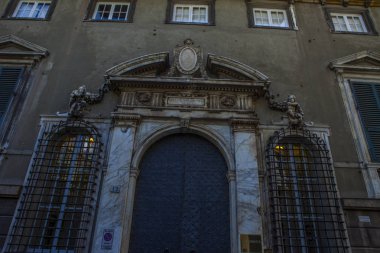 Cenova, yaz sokakları, sokaklarda dış detayları, çatılar, ışıklar ve kapılar, pencereler, Cenova yolları. Plaza Kristof Kolomb, parklar, Cenova Müzesi, balıkçıların limanları. Evlerde Genova İtalyan Madonna heykel freskleri