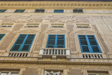 Cenova, yaz sokakları, sokaklarda dış detayları, çatılar, ışıklar ve kapılar, pencereler, Cenova yolları. Plaza Kristof Kolomb, parklar, Cenova Müzesi, balıkçıların limanları. Evlerde Genova İtalyan Madonna heykel freskleri