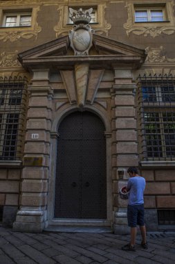 Cenova, yaz sokakları, sokaklarda dış detayları, çatılar, ışıklar ve kapılar, pencereler, Cenova yolları. Plaza Kristof Kolomb, parklar, Cenova Müzesi, balıkçıların limanları. Evlerde Genova İtalyan Madonna heykel freskleri