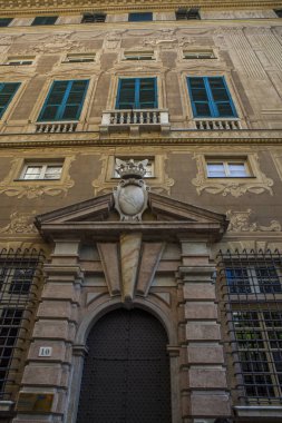 Cenova, yaz sokakları, sokaklarda dış detayları, çatılar, ışıklar ve kapılar, pencereler, Cenova yolları. Plaza Kristof Kolomb, parklar, Cenova Müzesi, balıkçıların limanları. Evlerde Genova İtalyan Madonna heykel freskleri