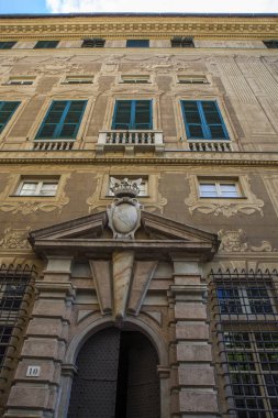 Cenova, yaz sokakları, sokaklarda dış detayları, çatılar, ışıklar ve kapılar, pencereler, Cenova yolları. Plaza Kristof Kolomb, parklar, Cenova Müzesi, balıkçıların limanları. Evlerde Genova İtalyan Madonna heykel freskleri