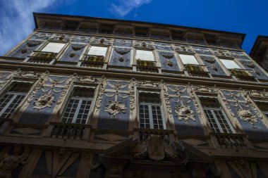 Cenova, yaz sokakları, sokaklarda dış detayları, çatılar, ışıklar ve kapılar, pencereler, Cenova yolları. Plaza Kristof Kolomb, parklar, Cenova Müzesi, balıkçıların limanları. Evlerde Genova İtalyan Madonna heykel freskleri