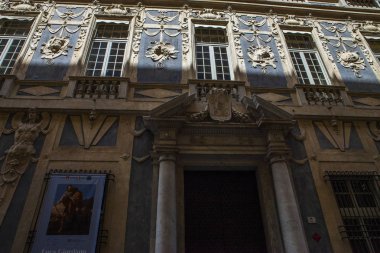 Cenova, yaz sokakları, sokaklarda dış detayları, çatılar, ışıklar ve kapılar, pencereler, Cenova yolları. Plaza Kristof Kolomb, parklar, Cenova Müzesi, balıkçıların limanları. Evlerde Genova İtalyan Madonna heykel freskleri