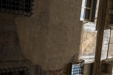 Cenova, yaz sokakları, sokaklarda dış detayları, çatılar, ışıklar ve kapılar, pencereler, Cenova yolları. Plaza Kristof Kolomb, parklar, Cenova Müzesi, balıkçıların limanları. Evlerde Genova İtalyan Madonna heykel freskleri