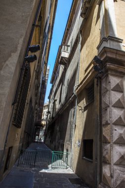 Cenova, yaz sokakları, sokaklarda dış detayları, çatılar, ışıklar ve kapılar, pencereler, Cenova yolları. Plaza Kristof Kolomb, parklar, Cenova Müzesi, balıkçıların limanları. Evlerde Genova İtalyan Madonna heykel freskleri