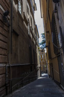 Cenova, yaz sokakları, sokaklarda dış detayları, çatılar, ışıklar ve kapılar, pencereler, Cenova yolları. Plaza Kristof Kolomb, parklar, Cenova Müzesi, balıkçıların limanları. Evlerde Genova İtalyan Madonna heykel freskleri