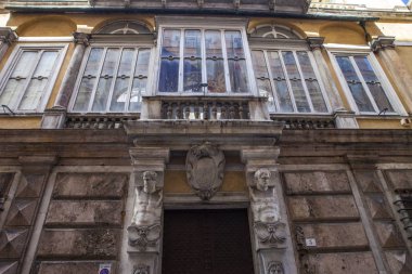 Cenova, yaz sokakları, sokaklarda dış detayları, çatılar, ışıklar ve kapılar, pencereler, Cenova yolları. Plaza Kristof Kolomb, parklar, Cenova Müzesi, balıkçıların limanları. Evlerde Genova İtalyan Madonna heykel freskleri