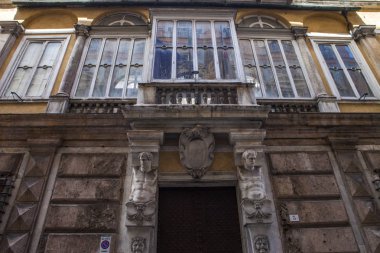 Cenova, yaz sokakları, sokaklarda dış detayları, çatılar, ışıklar ve kapılar, pencereler, Cenova yolları. Plaza Kristof Kolomb, parklar, Cenova Müzesi, balıkçıların limanları. Evlerde Genova İtalyan Madonna heykel freskleri