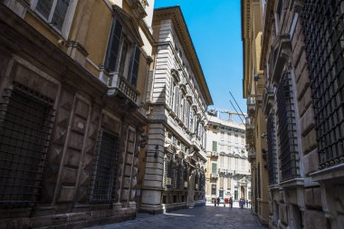 Cenova, yaz sokakları, sokaklarda dış detayları, çatılar, ışıklar ve kapılar, pencereler, Cenova yolları. Plaza Kristof Kolomb, parklar, Cenova Müzesi, balıkçıların limanları. Evlerde Genova İtalyan Madonna heykel freskleri