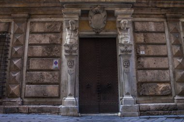 Cenova, yaz sokakları, sokaklarda dış detayları, çatılar, ışıklar ve kapılar, pencereler, Cenova yolları. Plaza Kristof Kolomb, parklar, Cenova Müzesi, balıkçıların limanları. Evlerde Genova İtalyan Madonna heykel freskleri