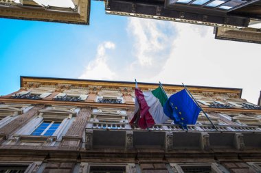 Cenova, yaz sokakları, sokaklarda dış detayları, çatılar, ışıklar ve kapılar, pencereler, Cenova yolları. Plaza Kristof Kolomb, parklar, Cenova Müzesi, balıkçıların limanları. Evlerde Genova İtalyan Madonna heykel freskleri