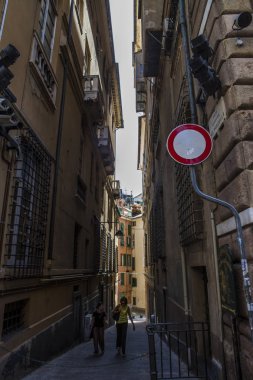 Cenova, yaz sokakları, sokaklarda dış detayları, çatılar, ışıklar ve kapılar, pencereler, Cenova yolları. Plaza Kristof Kolomb, parklar, Cenova Müzesi, balıkçıların limanları. Evlerde Genova İtalyan Madonna heykel freskleri