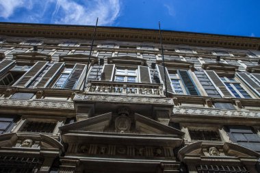 Cenova, yaz sokakları, sokaklarda dış detayları, çatılar, ışıklar ve kapılar, pencereler, Cenova yolları. Plaza Kristof Kolomb, parklar, Cenova Müzesi, balıkçıların limanları. Evlerde Genova İtalyan Madonna heykel freskleri