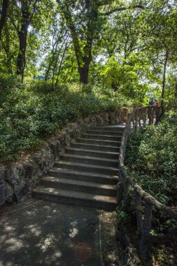 Cenova, yaz sokakları, sokaklarda dış detayları, çatılar, ışıklar ve kapılar, pencereler, Cenova yolları. Plaza Kristof Kolomb, parklar, Cenova Müzesi, balıkçıların limanları. Genova İtalyanca 