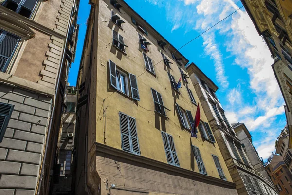 Cenova, yaz sokakları, sokaklarda dış detayları, çatılar, ışıklar ve kapılar, pencereler, Cenova yolları. Plaza Kristof Kolomb, parklar, Cenova Müzesi, balıkçıların limanları. Evlerde Genova İtalyan Madonna heykel freskleri