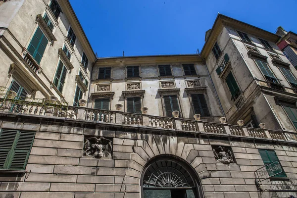 Cenova, yaz sokakları, sokaklarda dış detayları, çatılar, ışıklar ve kapılar, pencereler, Cenova yolları. Plaza Kristof Kolomb, parklar, Cenova Müzesi, balıkçıların limanları. Evlerde Genova İtalyan Madonna heykel freskleri