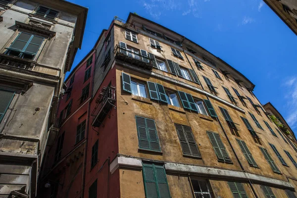 Cenova, yaz sokakları, sokaklarda dış detayları, çatılar, ışıklar ve kapılar, pencereler, Cenova yolları. Plaza Kristof Kolomb, parklar, Cenova Müzesi, balıkçıların limanları. Evlerde Genova İtalyan Madonna heykel freskleri