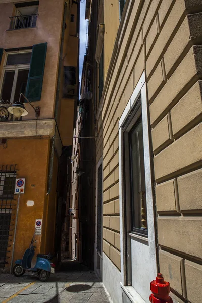 Cenova, yaz sokakları, sokaklarda dış detayları, çatılar, ışıklar ve kapılar, pencereler, Cenova yolları. Plaza Kristof Kolomb, parklar, Cenova Müzesi, balıkçıların limanları. Evlerde Genova İtalyan Madonna heykel freskleri