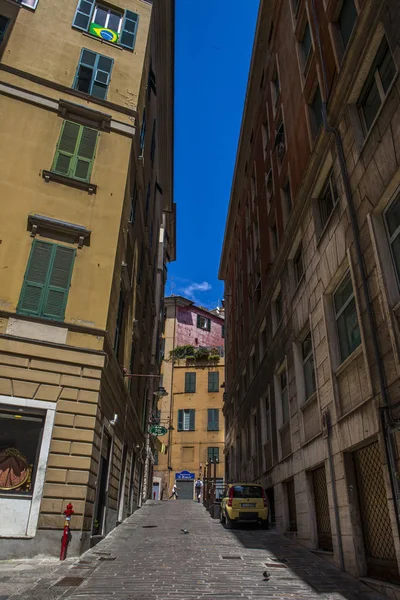 Cenova, yaz sokakları, sokaklarda dış detayları, çatılar, ışıklar ve kapılar, pencereler, Cenova yolları. Plaza Kristof Kolomb, parklar, Cenova Müzesi, balıkçıların limanları. Evlerde Genova İtalyan Madonna heykel freskleri