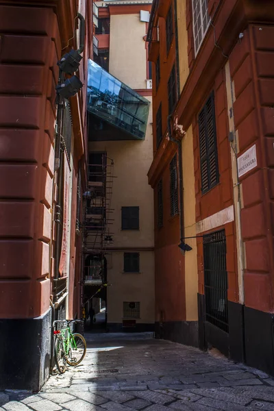 Cenova, yaz sokakları, sokaklarda dış detayları, çatılar, ışıklar ve kapılar, pencereler, Cenova yolları. Plaza Kristof Kolomb, parklar, Cenova Müzesi, balıkçıların limanları. Evlerde Genova İtalyan Madonna heykel freskleri