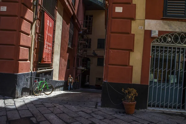 Cenova, yaz sokakları, sokaklarda dış detayları, çatılar, ışıklar ve kapılar, pencereler, Cenova yolları. Plaza Kristof Kolomb, parklar, Cenova Müzesi, balıkçıların limanları. Evlerde Genova İtalyan Madonna heykel freskleri