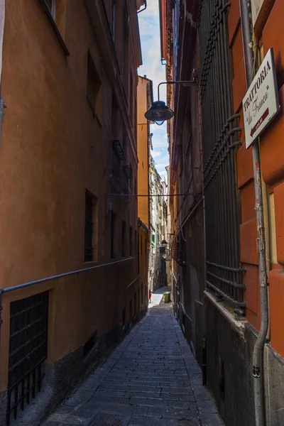 Cenova, yaz sokakları, sokaklarda dış detayları, çatılar, ışıklar ve kapılar, pencereler, Cenova yolları. Plaza Kristof Kolomb, parklar, Cenova Müzesi, balıkçıların limanları. Evlerde Genova İtalyan Madonna heykel freskleri