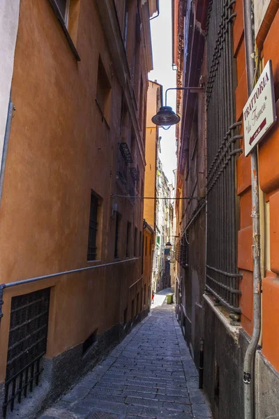 Cenova, yaz sokakları, sokaklarda dış detayları, çatılar, ışıklar ve kapılar, pencereler, Cenova yolları. Plaza Kristof Kolomb, parklar, Cenova Müzesi, balıkçıların limanları. Evlerde Genova İtalyan Madonna heykel freskleri