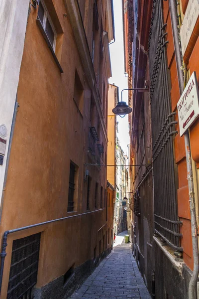 Cenova, yaz sokakları, sokaklarda dış detayları, çatılar, ışıklar ve kapılar, pencereler, Cenova yolları. Plaza Kristof Kolomb, parklar, Cenova Müzesi, balıkçıların limanları. Evlerde Genova İtalyan Madonna heykel freskleri