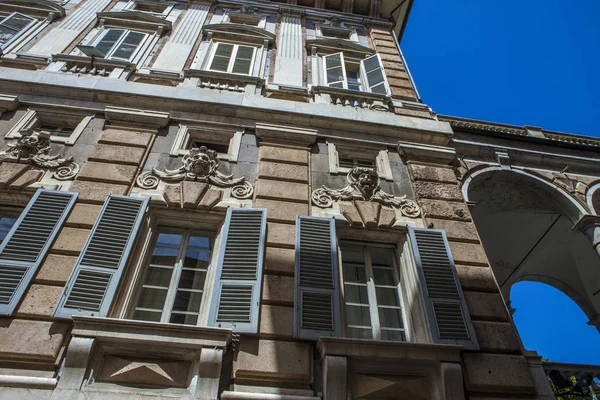 Cenova, yaz sokakları, sokaklarda dış detayları, çatılar, ışıklar ve kapılar, pencereler, Cenova yolları. Plaza Kristof Kolomb, parklar, Cenova Müzesi, balıkçıların limanları. Evlerde Genova İtalyan Madonna heykel freskleri