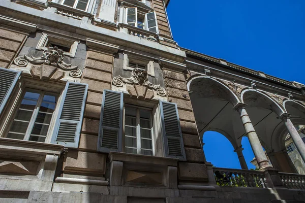 Cenova, yaz sokakları, sokaklarda dış detayları, çatılar, ışıklar ve kapılar, pencereler, Cenova yolları. Plaza Kristof Kolomb, parklar, Cenova Müzesi, balıkçıların limanları. Evlerde Genova İtalyan Madonna heykel freskleri