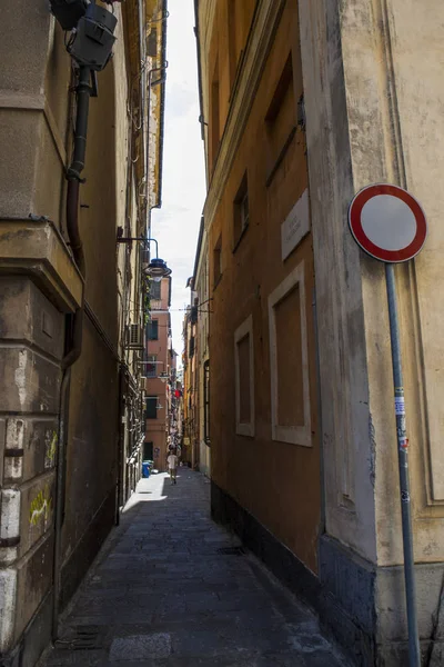 Cenova, yaz sokakları, sokaklarda dış detayları, çatılar, ışıklar ve kapılar, pencereler, Cenova yolları. Plaza Kristof Kolomb, parklar, Cenova Müzesi, balıkçıların limanları. Evlerde Genova İtalyan Madonna heykel freskleri