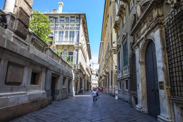 Cenova, yaz sokakları, sokaklarda dış detayları, çatılar, ışıklar ve kapılar, pencereler, Cenova yolları. Plaza Kristof Kolomb, parklar, Cenova Müzesi, balıkçıların limanları. Evlerde Genova İtalyan Madonna heykel freskleri